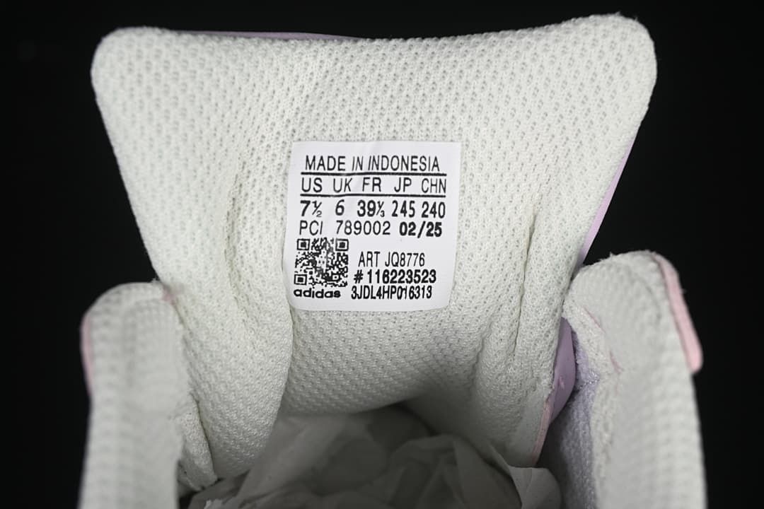 Inside tongue label showing size and article number JQ8776