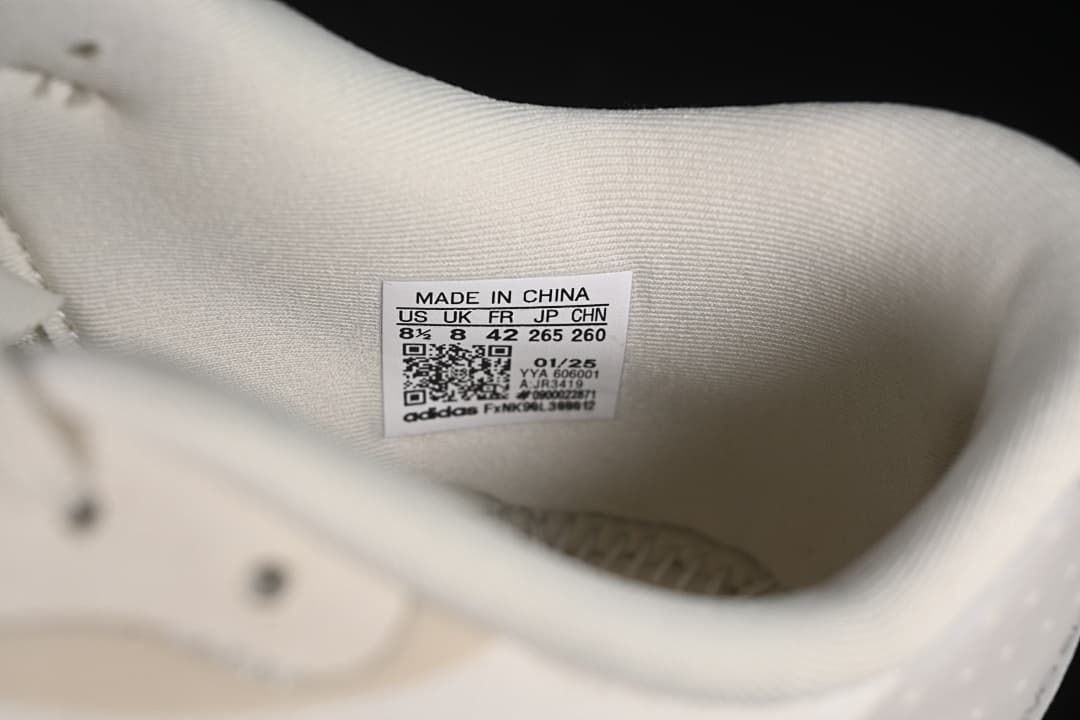 Close-up of the interior size label