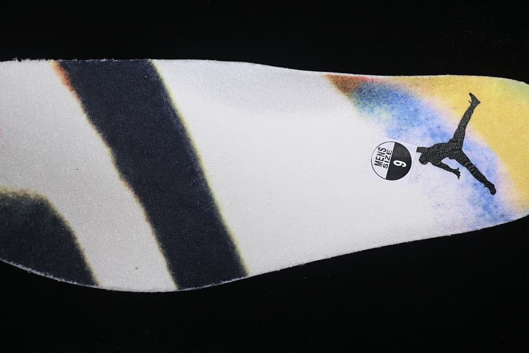 Removable insole with a visible men’s size 9 label.