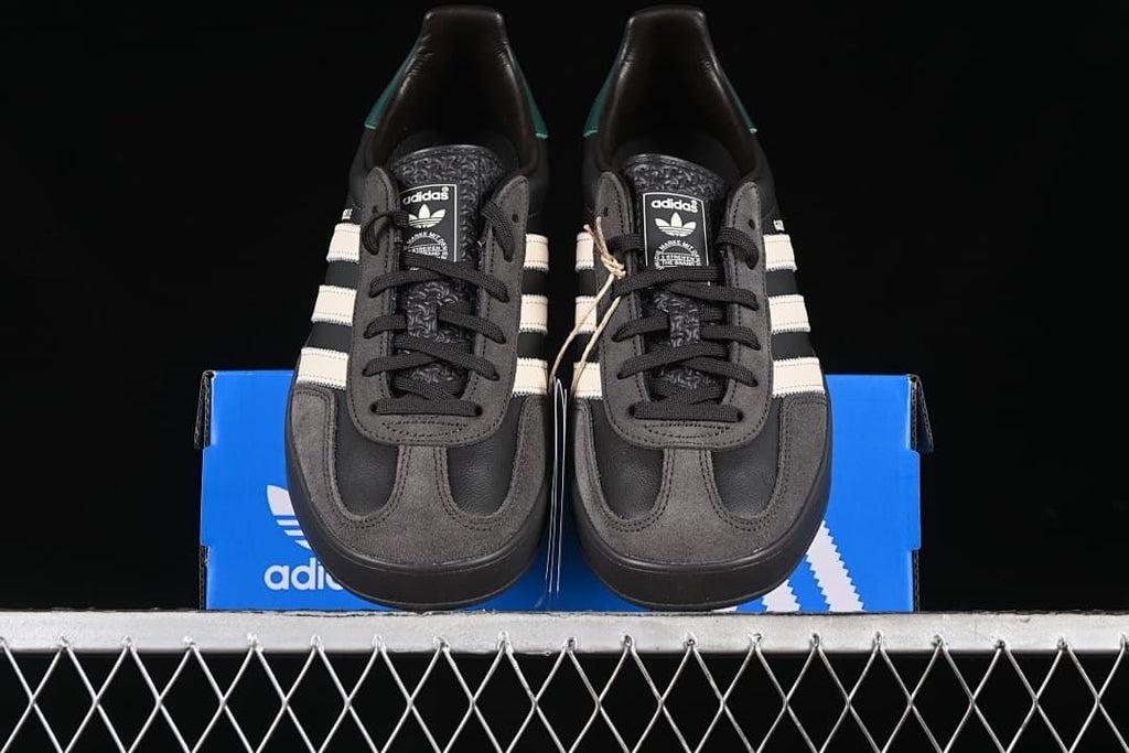 Front view of the pair displayed on the shoe box