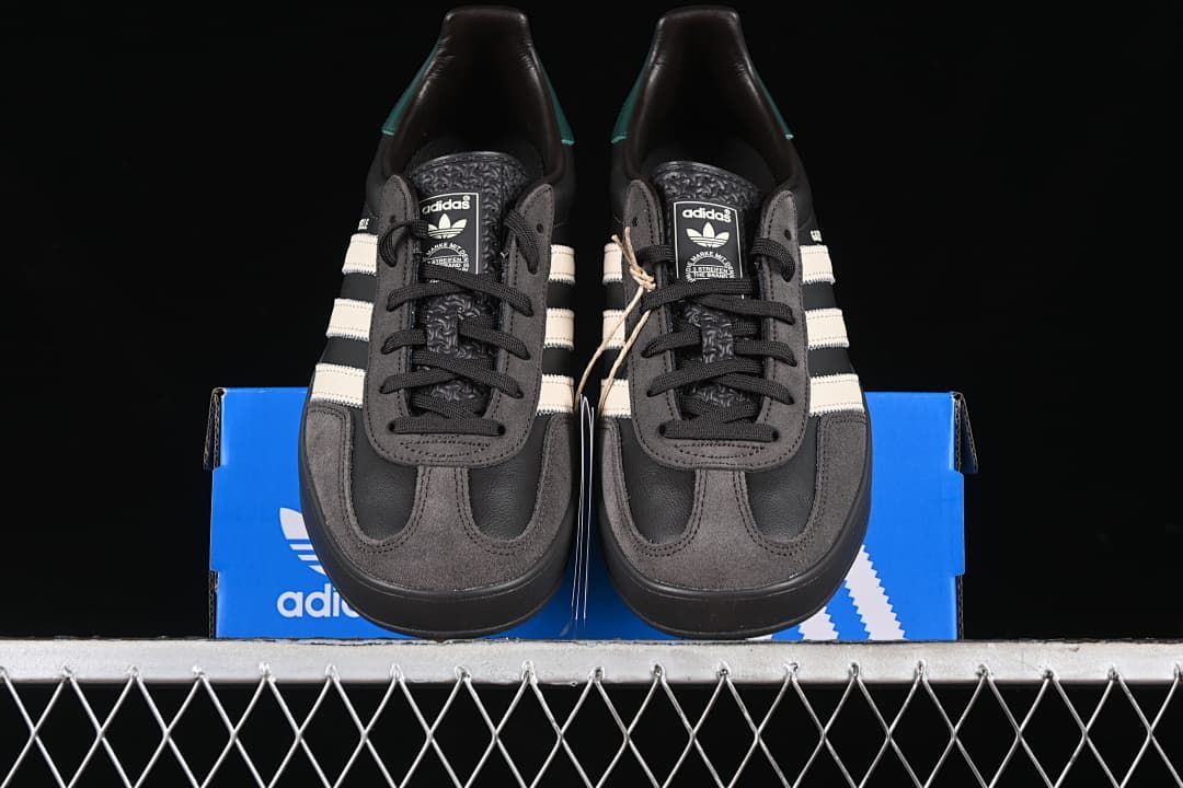 Front view of the pair displayed on the shoe box