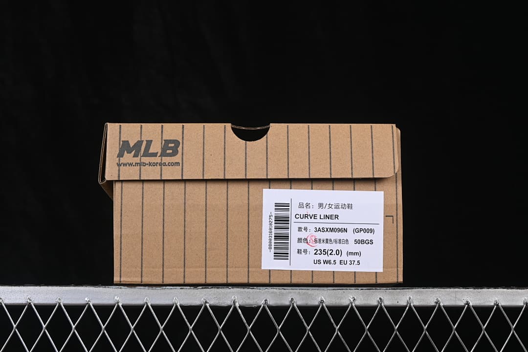 Shoebox label identifies Curve Liner style and sample size US W6.5, EU 37.5