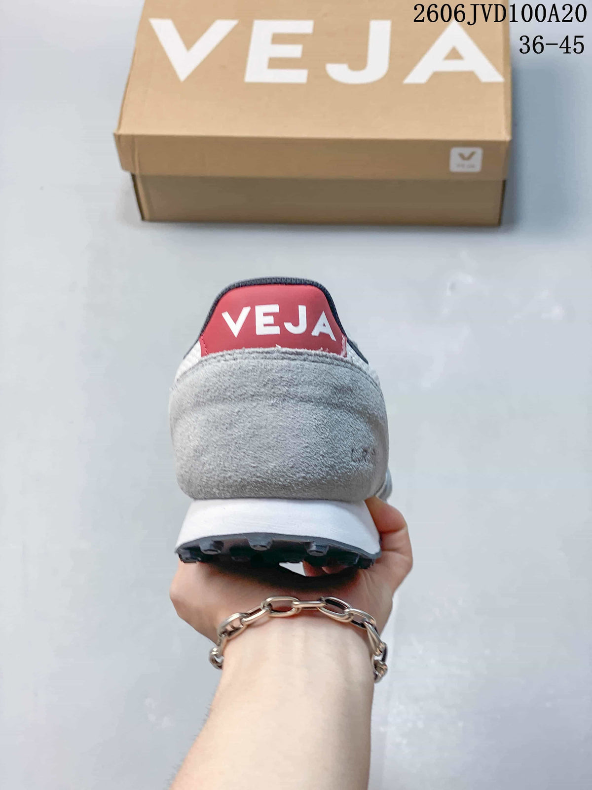 Rear view of a grey sneaker heel with a red Veja tab; image overlay reads 36–45.
