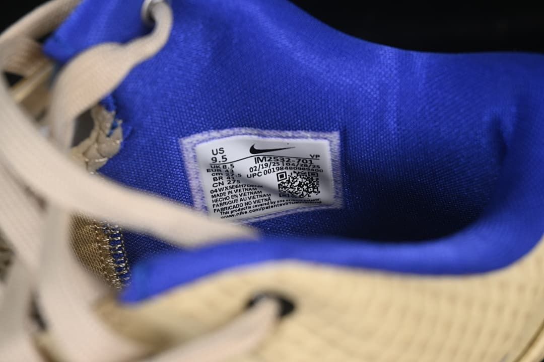 Interior size label showing US 9.5 and EUR 43.