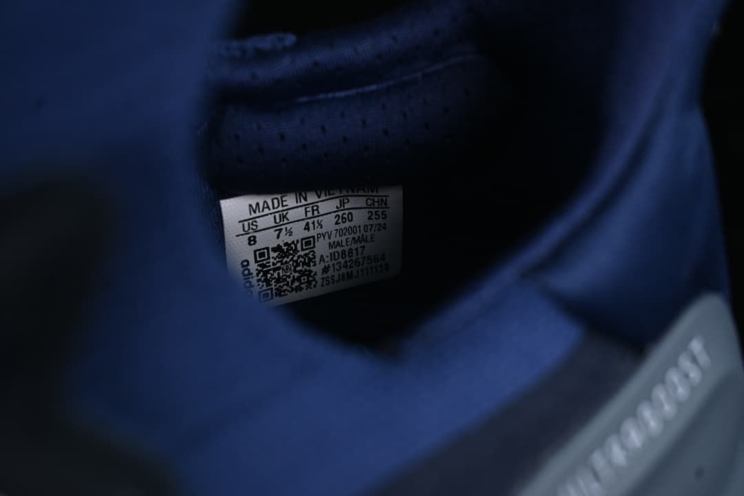 Inside shoe size label showing US 8, UK 7.5, FR 41 1/3, JP 260, and CHN 255.