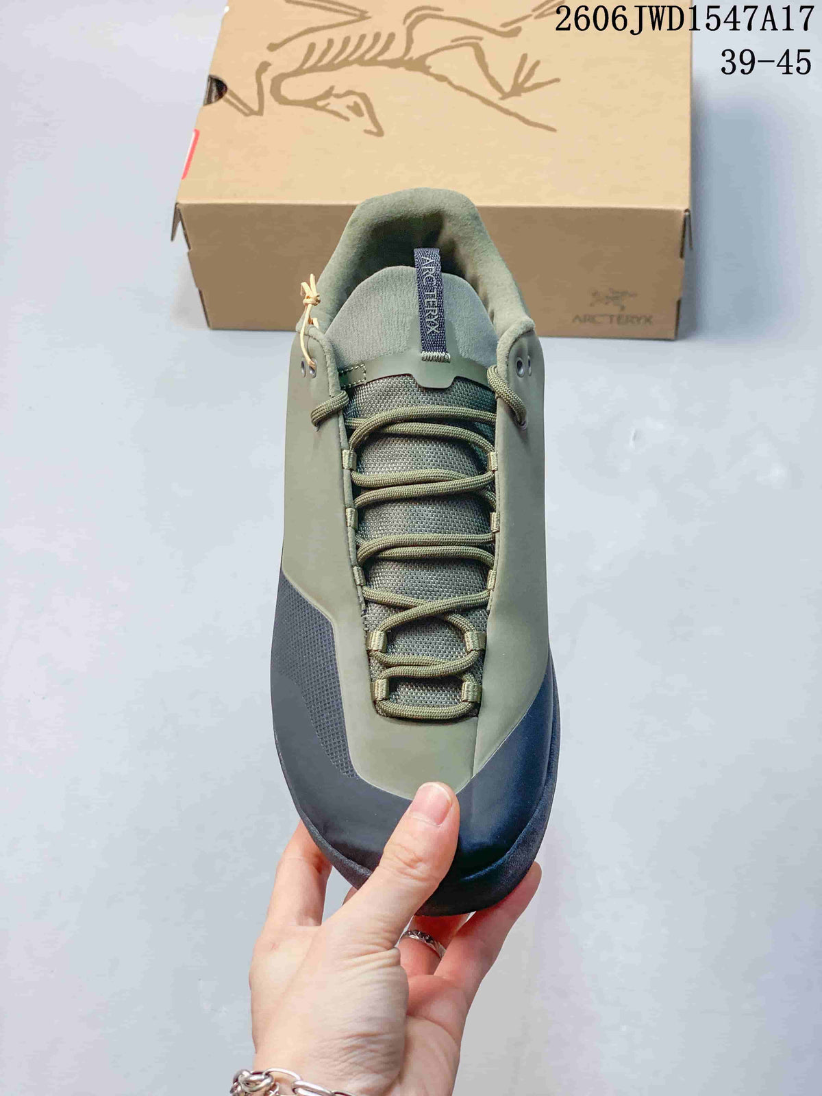 Top view showing the lace-up closure and contrasting toe panels; image overlay shows sizes 39–45.