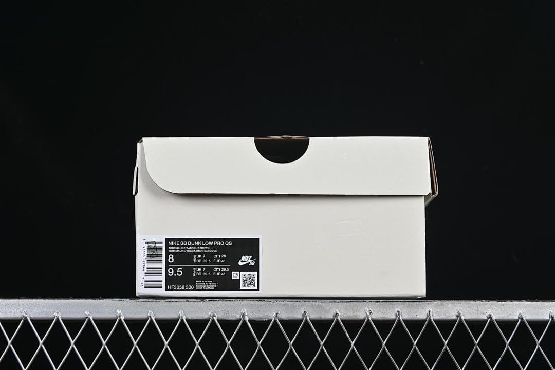 Shoebox label showing Nike SB Dunk Low Pro QS, style code HF3058-300, and sample size information.