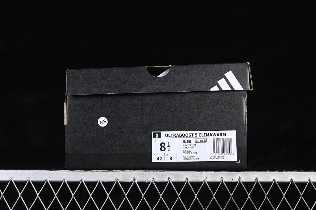 Box label identifies Ultraboost 5 Climawarm, style JI1388, and a sample size of EU 42.