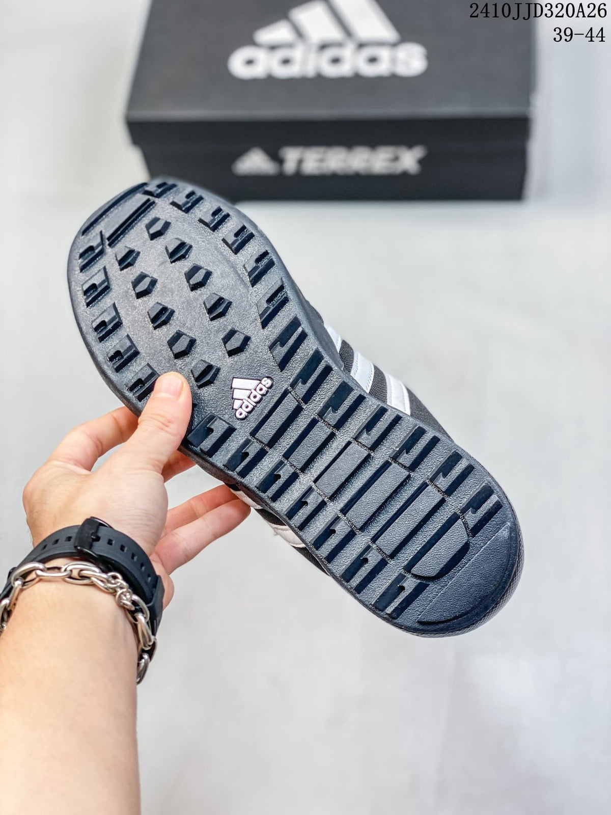 Close-up of the lugged outsole on an adidas Daroga Plus shoe; image overlay reads 39–44.
