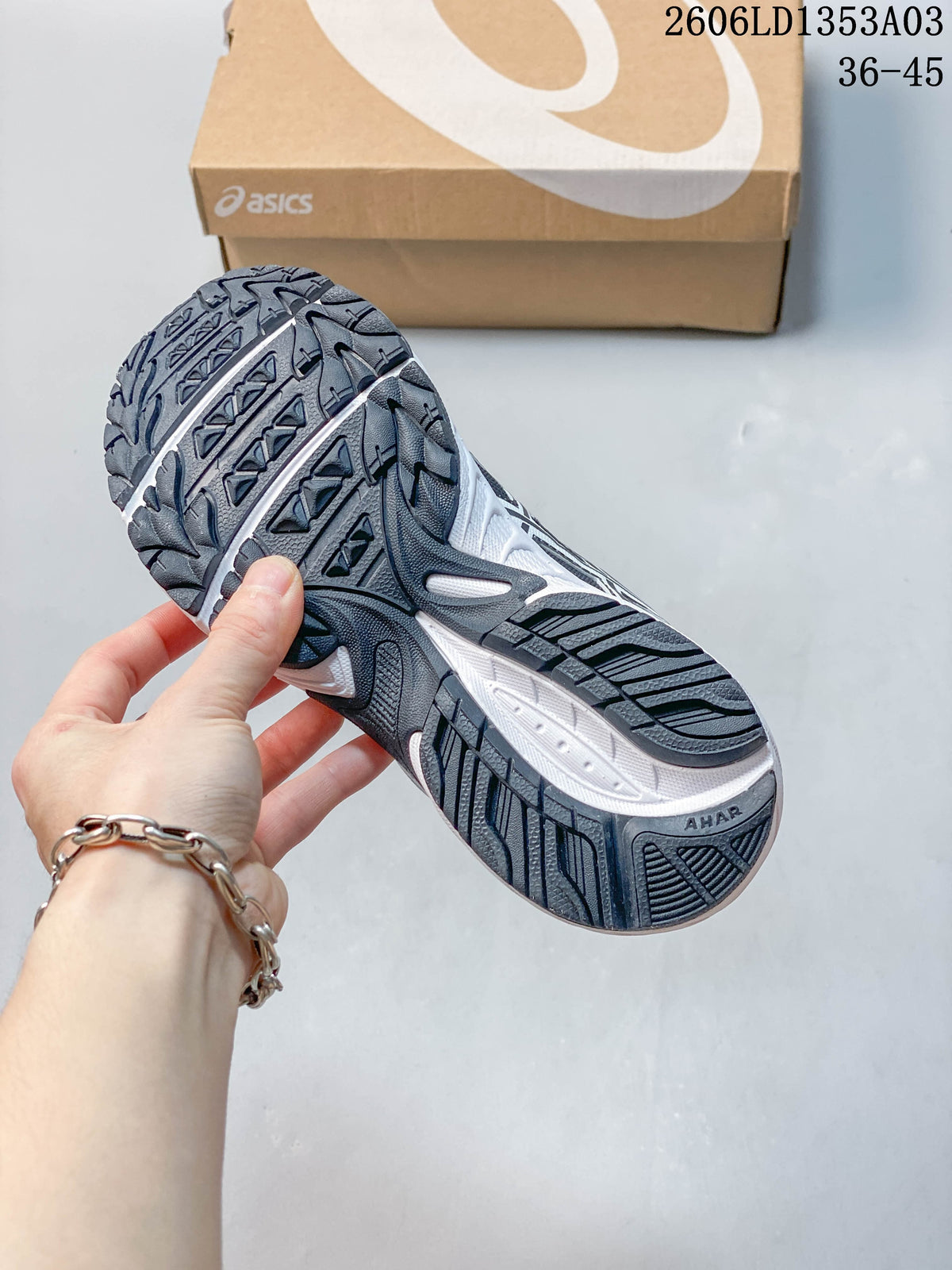 Close view of the GEL-170TR outsole with a patterned dark tread.
