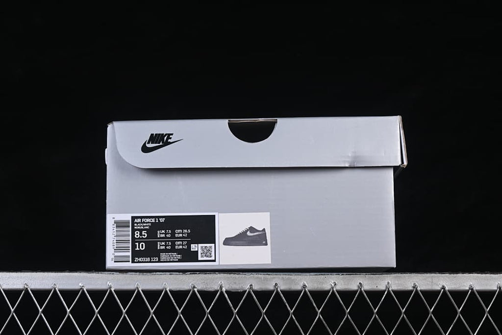 Shoebox label showing Air Force 1 ’07 and a sample size marking