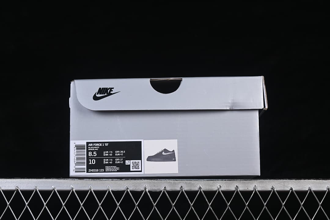 Shoebox label showing Air Force 1 ’07 and a sample size marking
