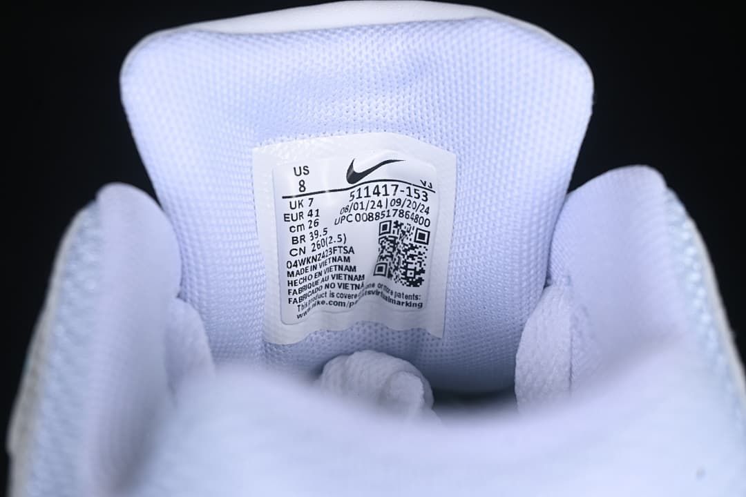 Tongue size label showing sample size EU 41 and style code 511417-153