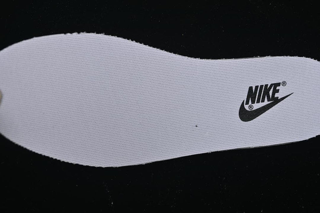 Textured white insole with Nike branding