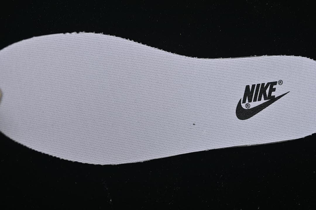 Textured white insole with Nike branding