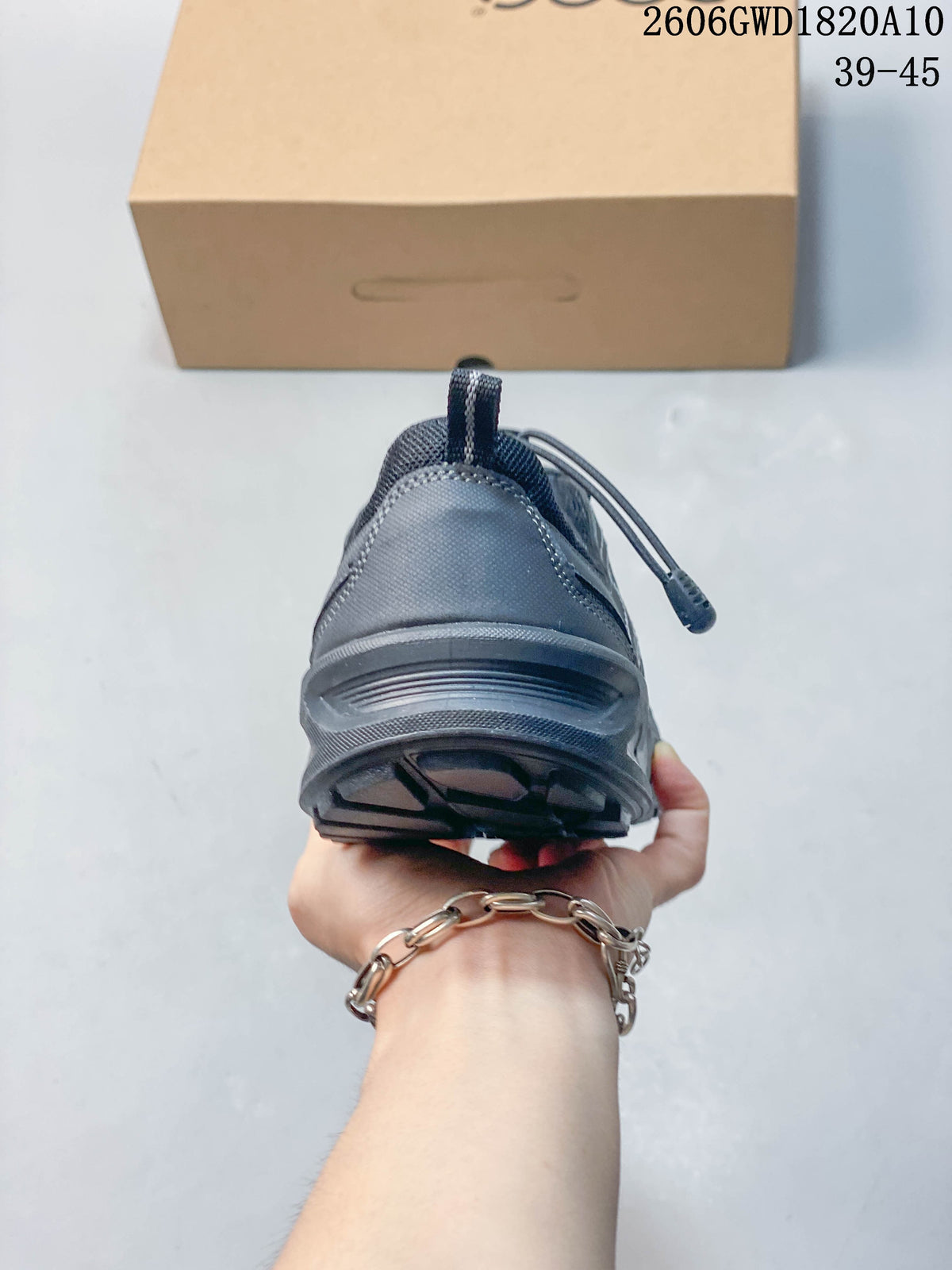 Rear view of the grey sneaker showing the heel and outsole; image shows style code 2606GWD1820A10 and a 39–45 size range.