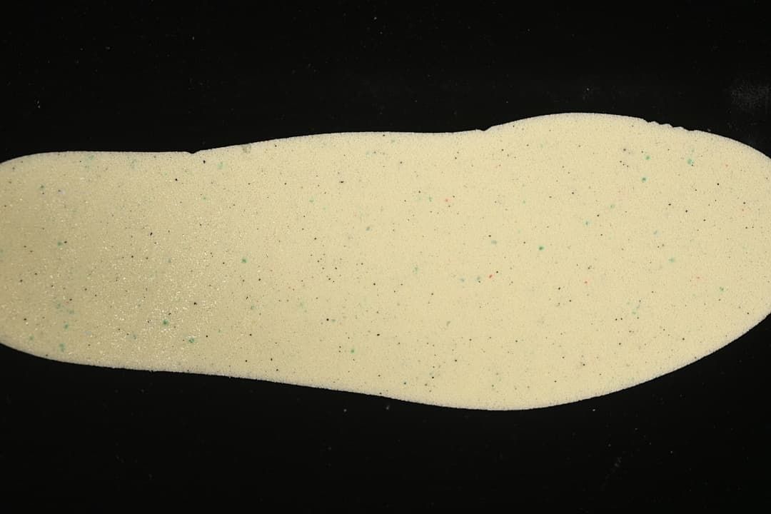 Light-colored shoe insert shown from above