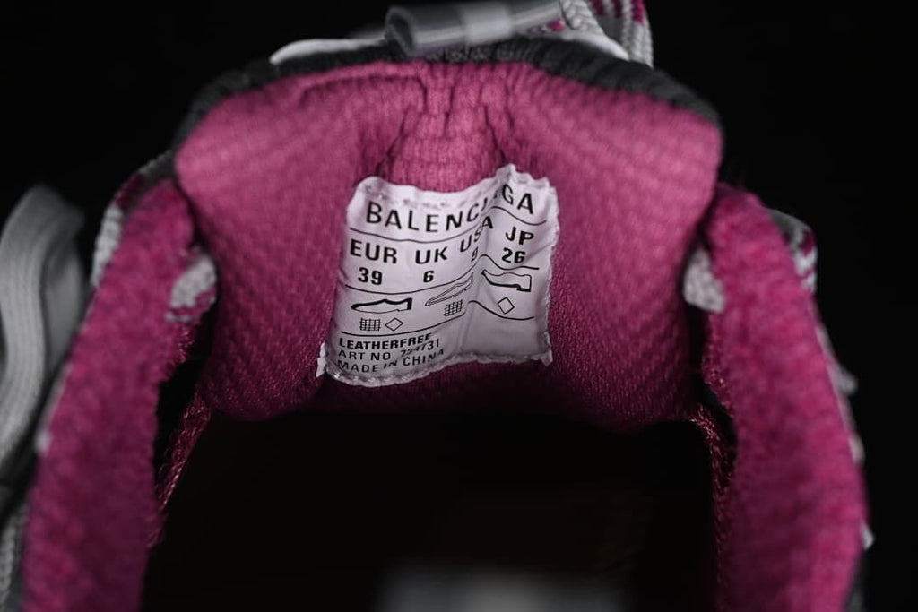 Close-up of the shoe tongue label showing EU 39 and other size markings