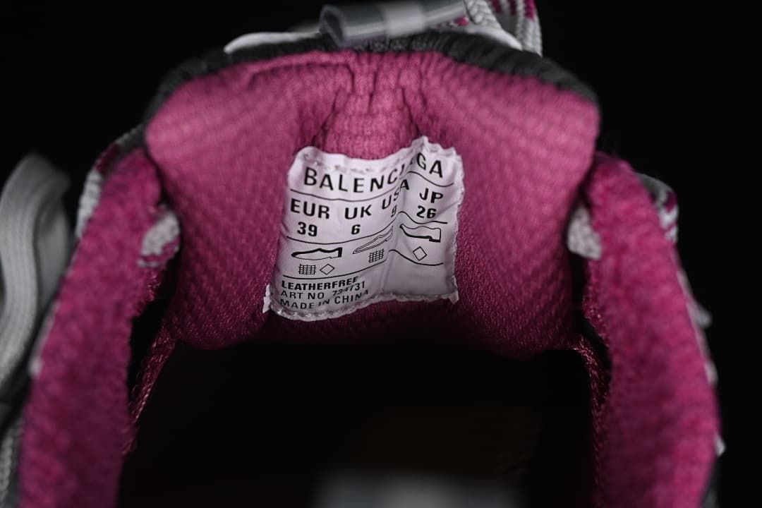 Close-up of the shoe tongue label showing EU 39 and other size markings