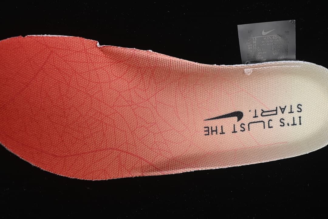 Close-up of the gradient insole with printed Nike slogan