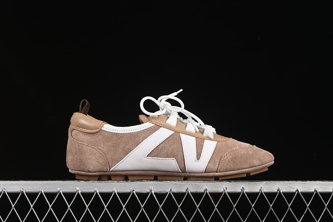 Side profile highlighting the white side motif and beige upper