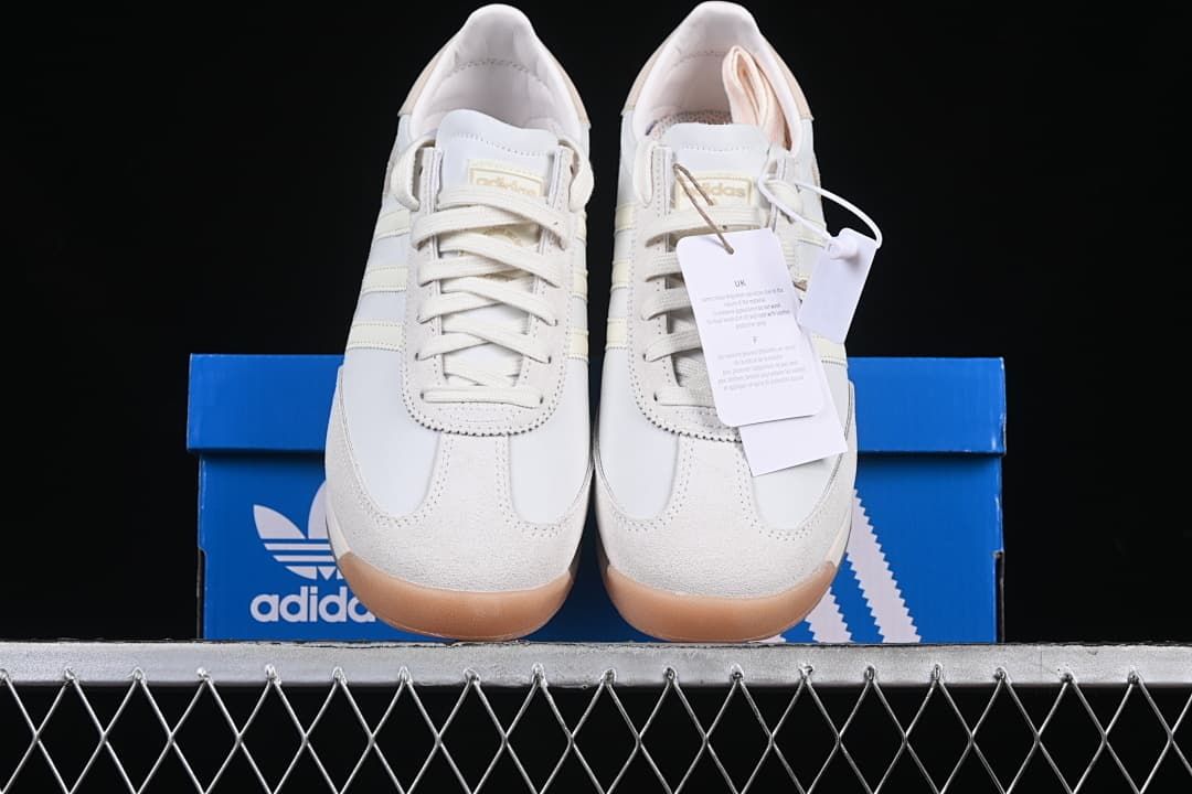 Front view of the pair displayed on the shoe box