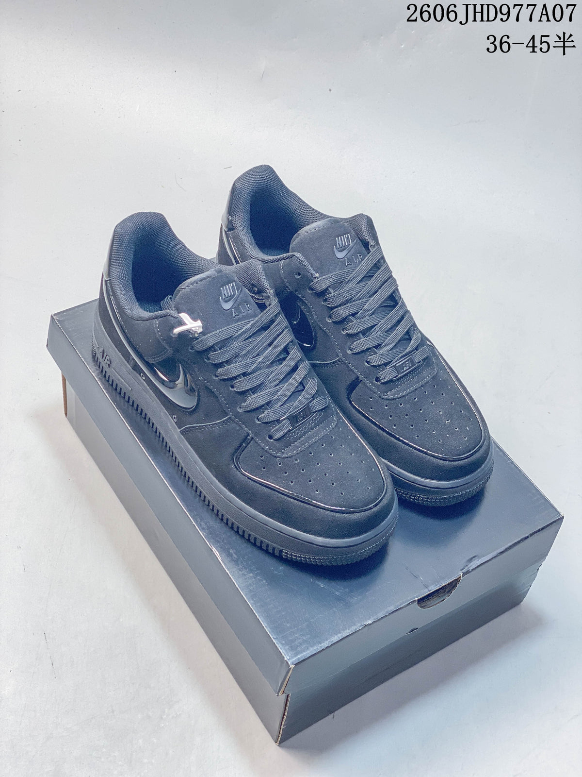 Pair of dark navy Nike Air Force 1 ’07 low-top sneakers on a shoebox; image overlay lists sizes 36–45.5.