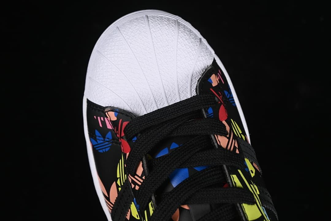 Top view of the white shell toe and black laces