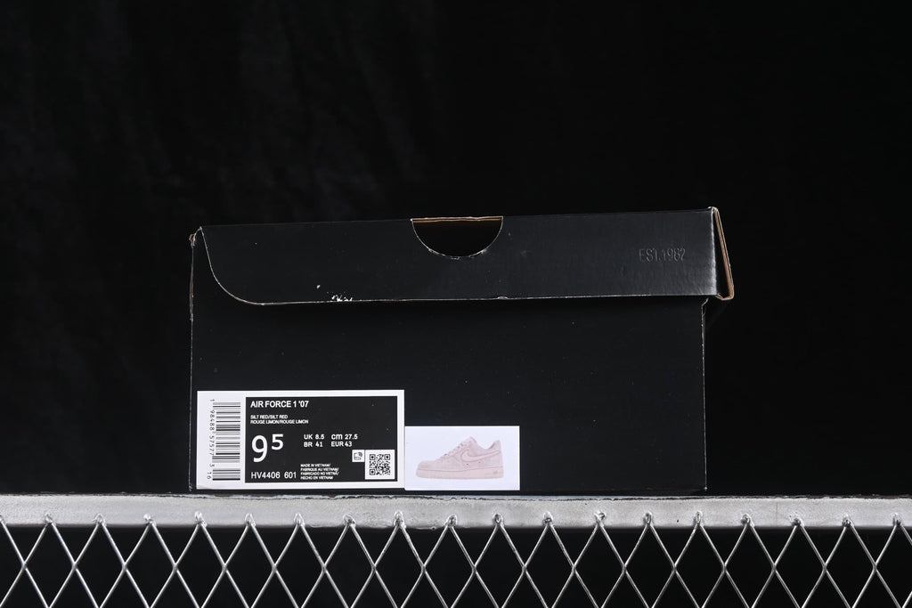 Black shoe box with a product label showing Air Force 1 ’07, style code HV4406-601 and a sample size of EU 43.