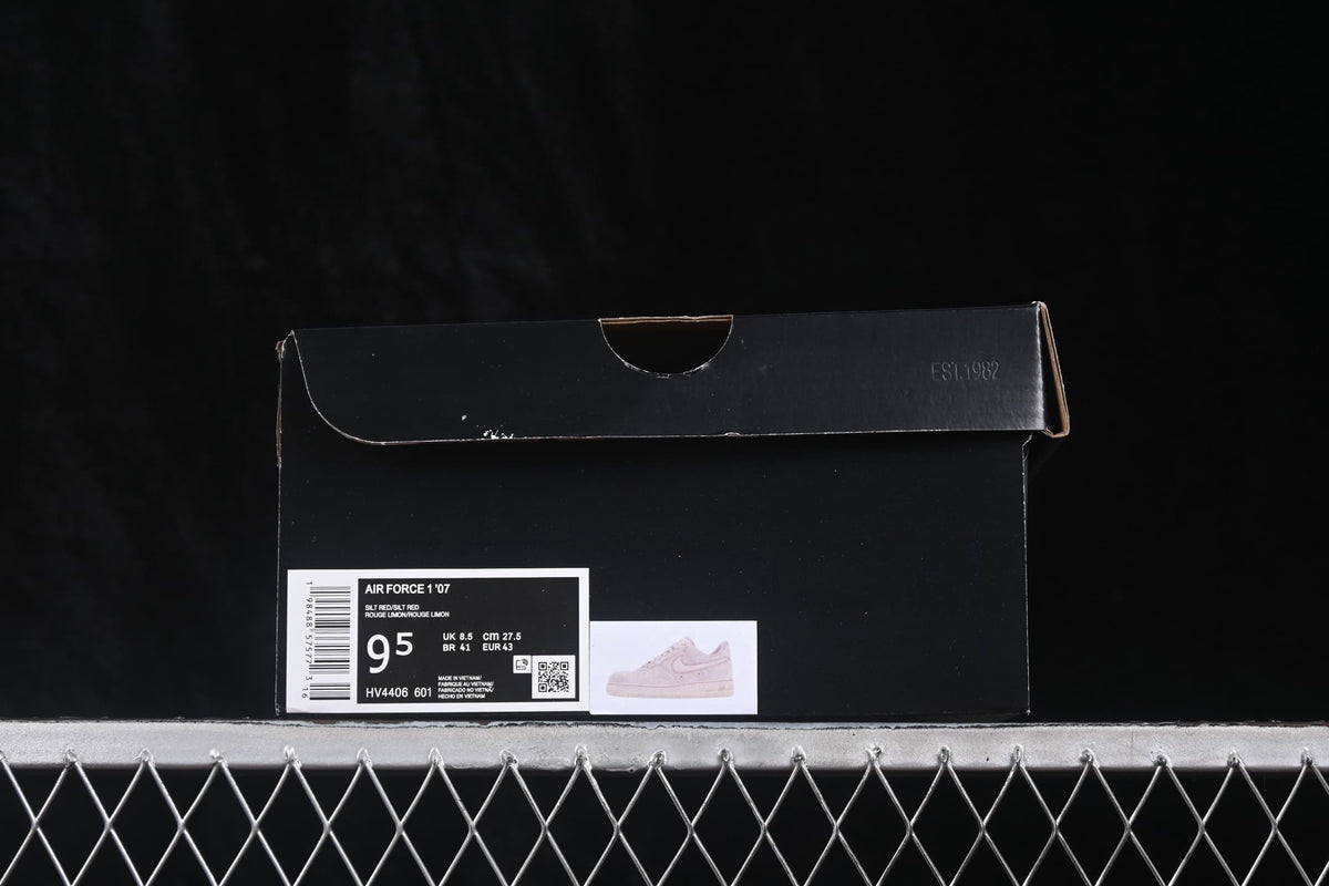 Black shoe box with a product label showing Air Force 1 ’07, style code HV4406-601 and a sample size of EU 43.