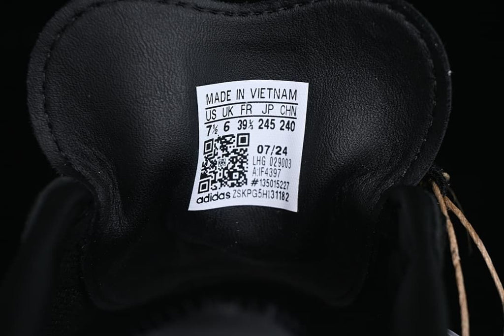 Close-up of the shoe size label showing US 7.5 and FR 39 1/3