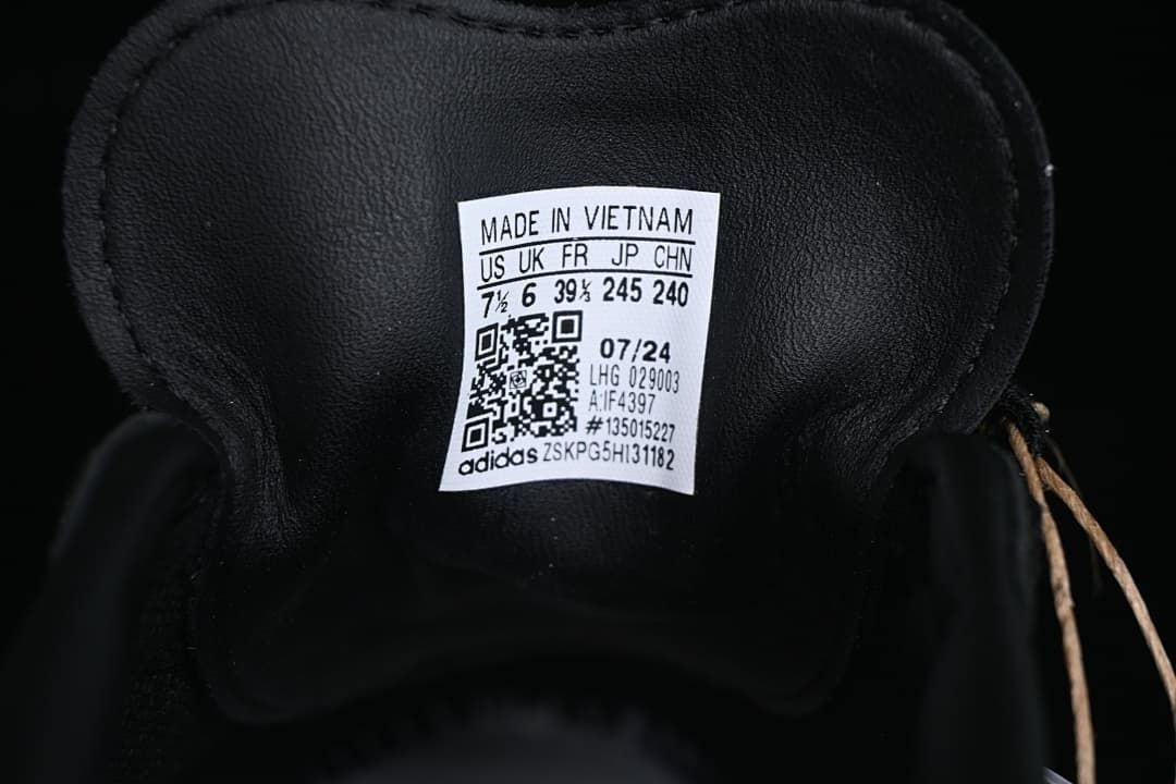 Close-up of the shoe size label showing US 7.5 and FR 39 1/3