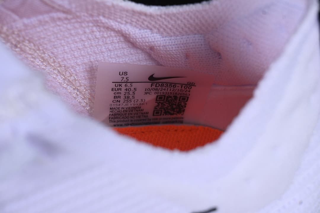 Close-up of the shoe size label showing EU 40.5 and US 7.5