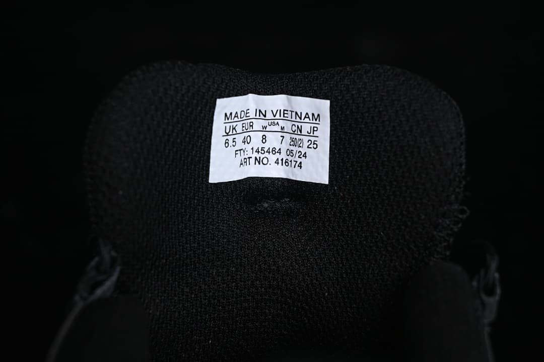 Tongue label on the pictured shoe showing UK 6.5, EU 40, US women 8, US men 7, CN 250, JP 25, and article number 416174