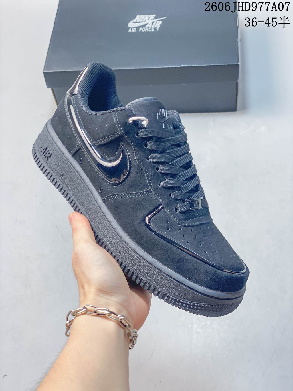 Angled view of the dark navy sneaker with glossy Swoosh accents; image overlay lists sizes 36–45.5.