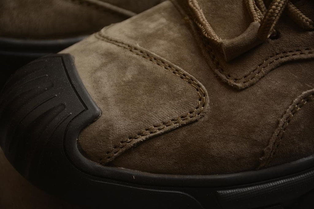 Close-up of the stitched toe panel and protective dark toe wrap.