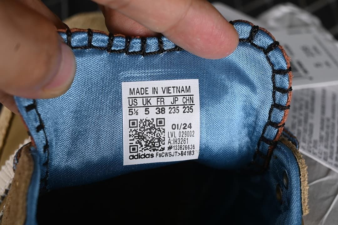 Close-up of shoe size label showing US 5½, UK 5, FR 38, JP 235, and CHN 235