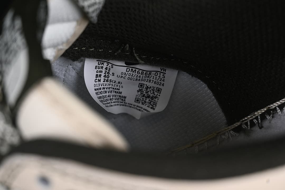 Close-up of the shoe size label showing EU 42 and model DM6868-015