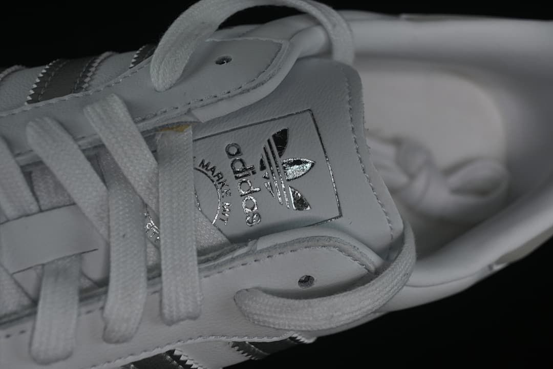 Close-up of the tongue label and white laces