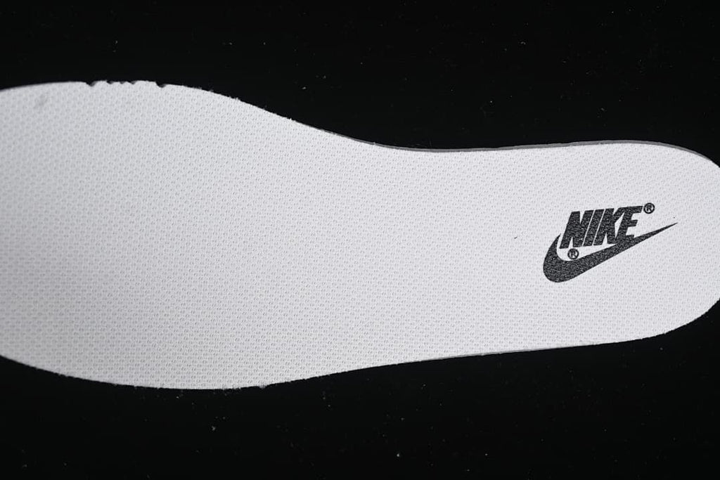 View of the white insole with Nike logo