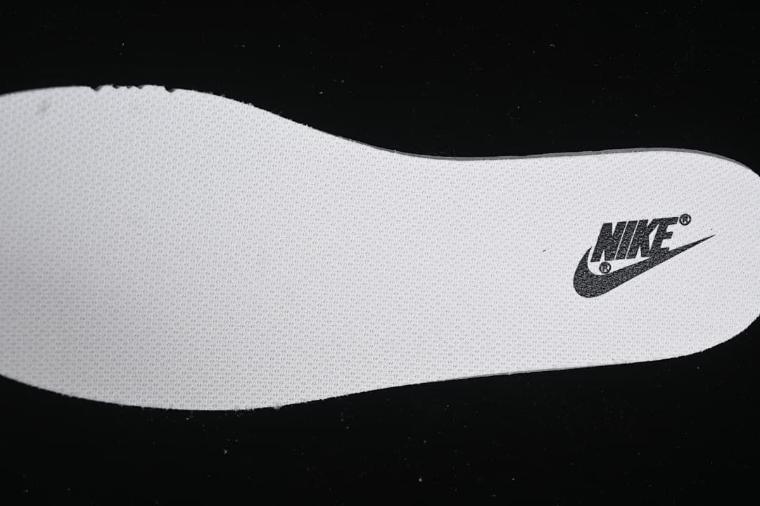 View of the white insole with Nike logo