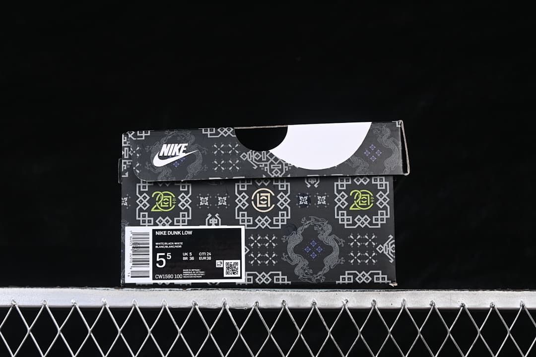 Shoebox label showing Nike Dunk Low, CW1590-100, and a sample size