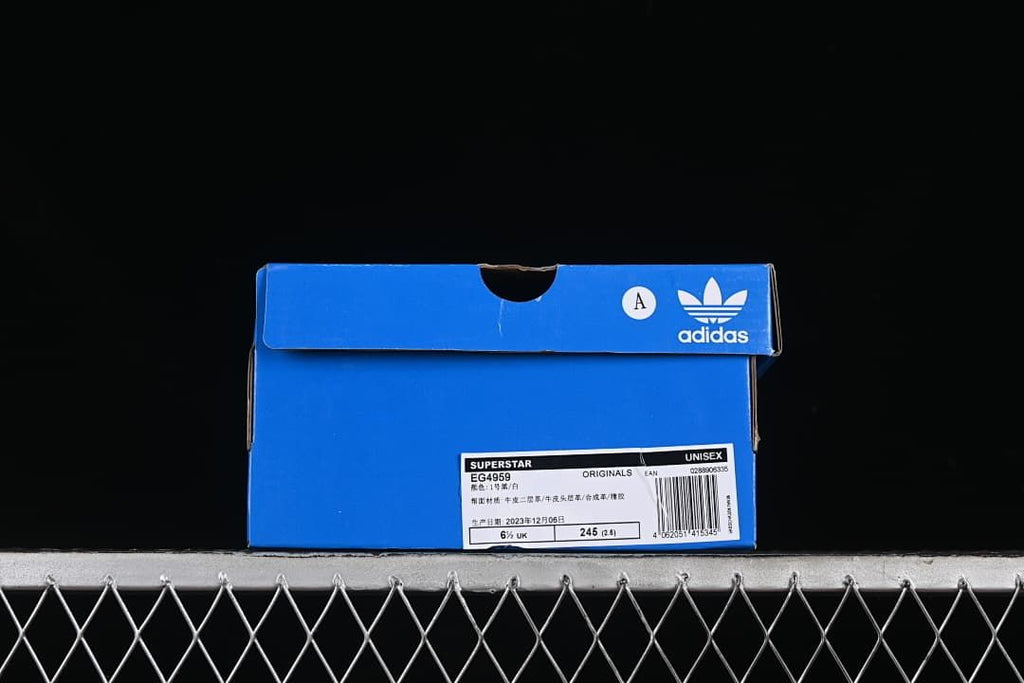 Adidas Superstar box label showing model EG4959 and sample size details