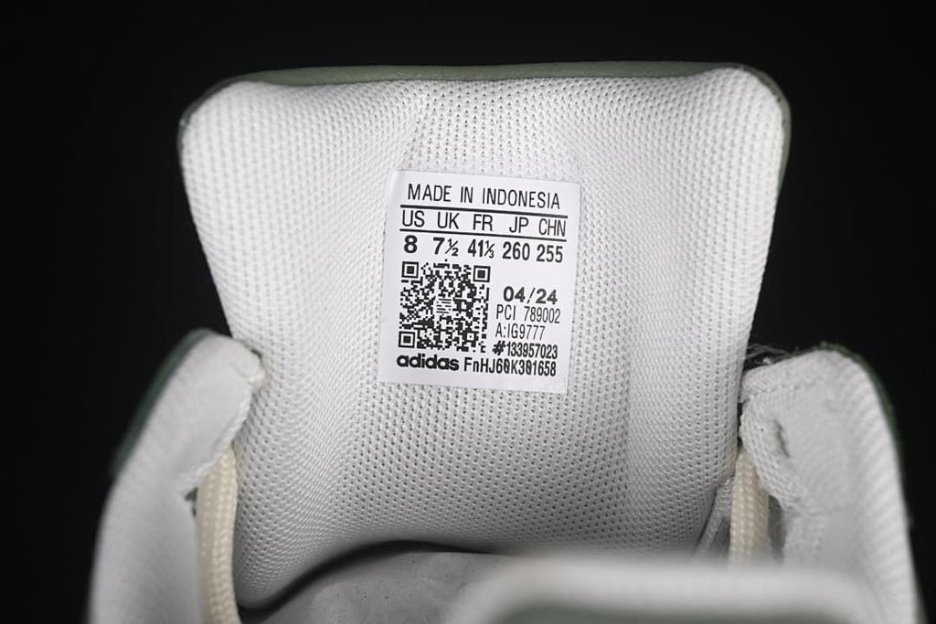 Tongue size label on the pictured shoe showing US 8, UK 7½, FR 41⅓, JP 260 and CHN 255.