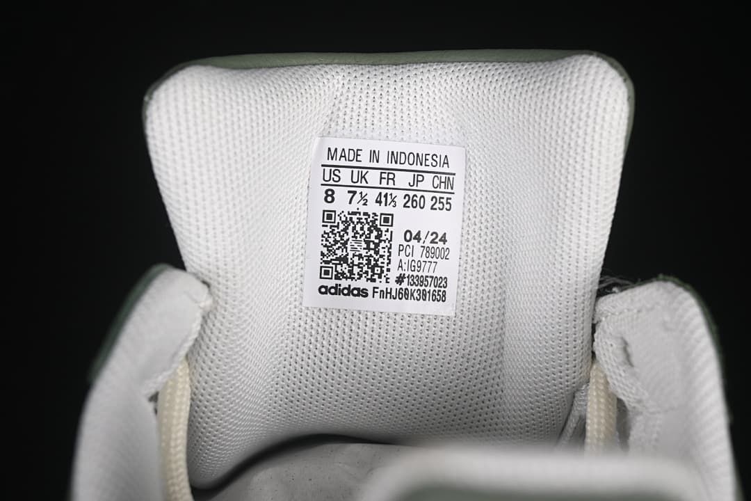 Tongue size label on the pictured shoe showing US 8, UK 7½, FR 41⅓, JP 260 and CHN 255.