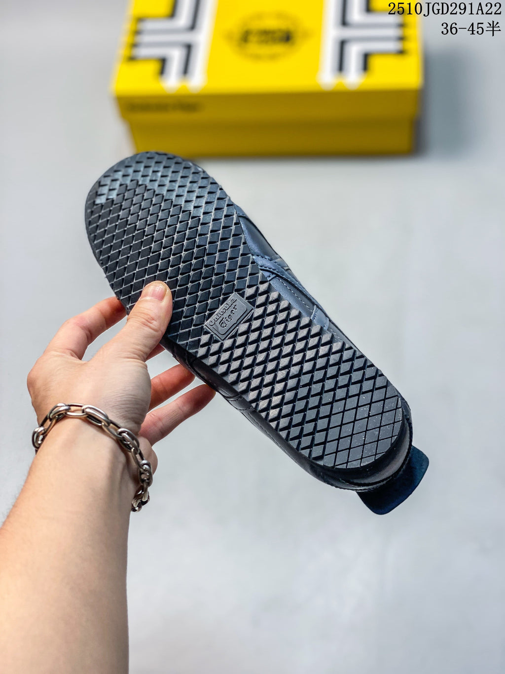 Close-up of the dark textured outsole on a metallic gray sneaker; image overlay shows 2510JGD291A22 and sizes 36–45.5.