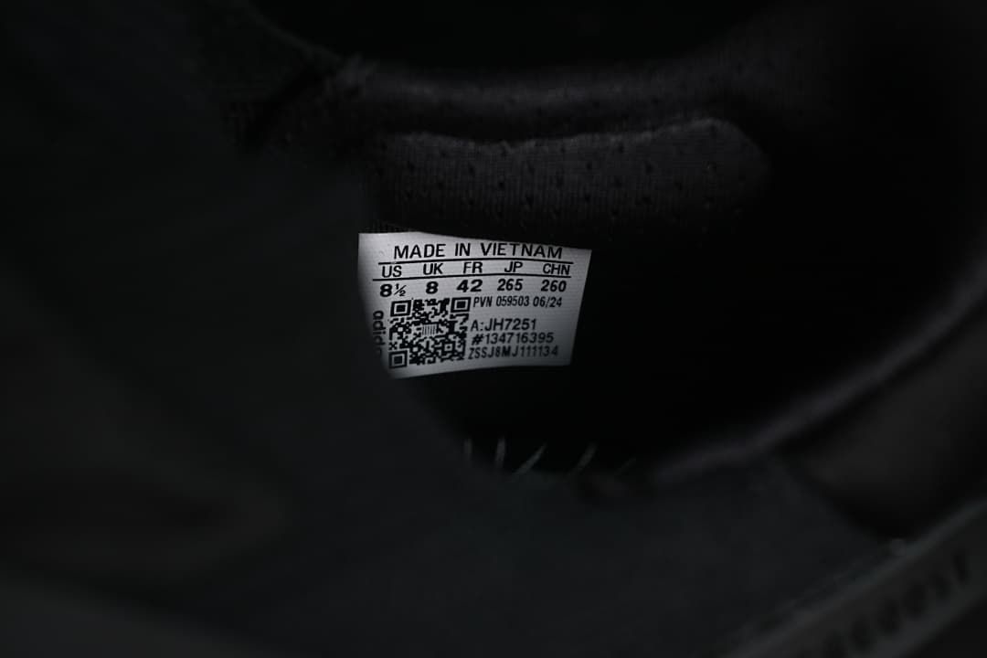 Interior size label showing size EU 42