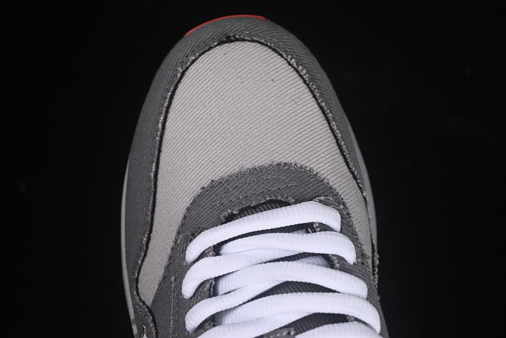 Top close-up of the grey toe and white laces.