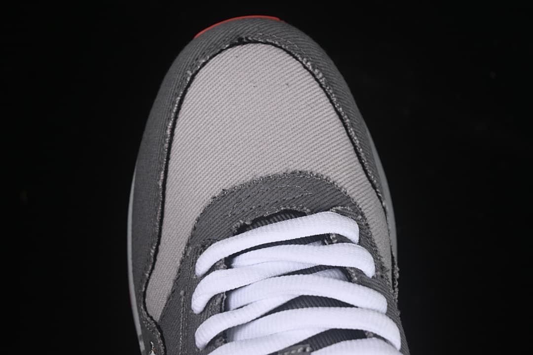 Top close-up of the grey toe and white laces.