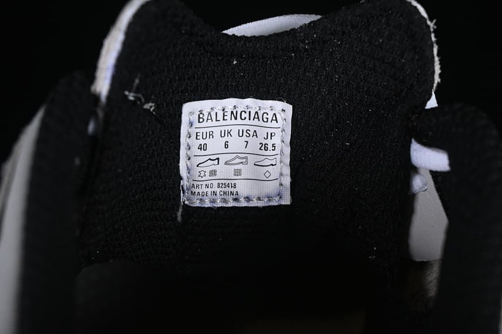 Tongue size label showing EUR 40, UK 6, USA 7 and JP 26.5